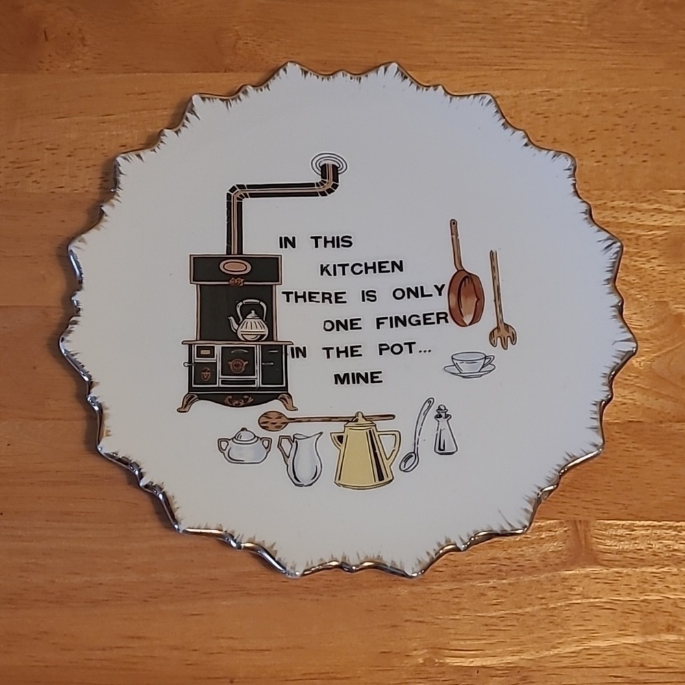 VINTAGE "In This Kitchen There Is Only One Finger In The Pot...Mine" Decor Plate